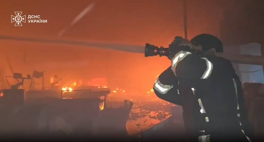 Rusya mağazayı füzeyle vurdu! Ölüler ve çok sayıda yaralı var - Resim: 6